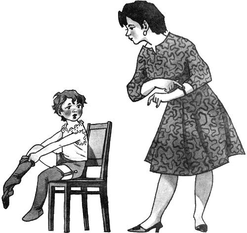 Маша-растеряша одевает чулочек на стульчике и ее мама