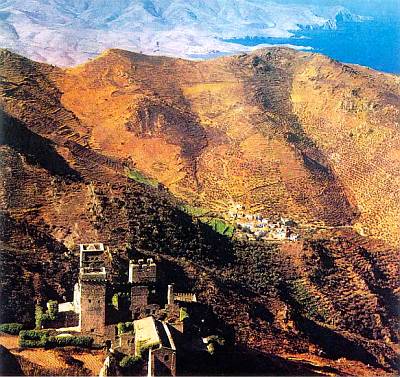 Каталонский пейзаж с похожим на крепость бенедиктинским монастырем