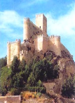 Замок Альманса стоит на вершине холма в северной части города Альбасете. Венчает его типично арабская башня.