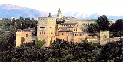 По суровому внешнему виду крепости Альгамбры трудно догадаться, что за ее стенами скрываются прохладные сады и изысканные фонтаны, роскошные покои с ажурной резьбой и пестрой мозаикой.