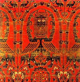Так называемый «Ковер колдуний» (XI в.). Абдаррахман II учредил в Кордове мастерскую по производству драгоценных тканей, которая поставляла его двору ковры, драпировки с шелковой вышивкой для женщин и церемониальные одежды для чиновников.