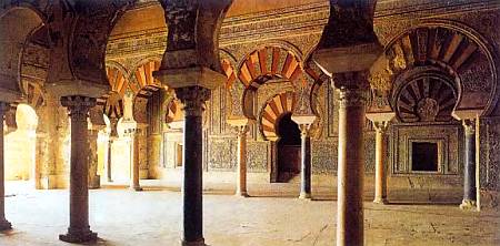 В 8 км от Кордовы Абдэррахман II построил дворец Мадинат-аз-Захра для одной из жен, который назвал ее именем — аз-Захра, то есть Цветок. Центральный вид на коллонаду Дар-аль-Мунк (Королевский дворец).