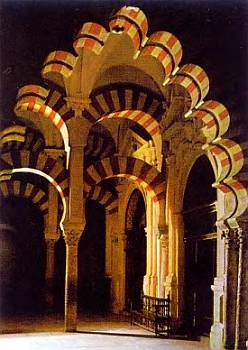 Интерьер Соборной мечети в Кордове. После завоевания Кордовы в мечеть встроили католический собор. Увидев это, испанский король Карл V сказал священникам: