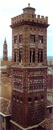 Башня церкви св. Марии Магдалены в Сарагосе — образец стиля мудехар.