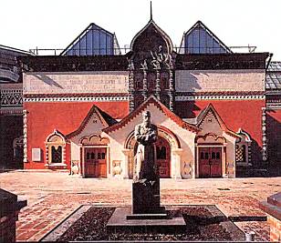 Фасад прославленной Третьяковки похож на сказочный терем.