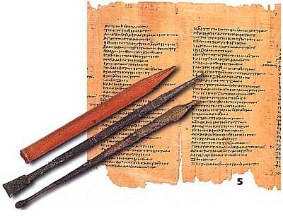 На папирусе писали черной и красной красками, а перьями служили тростниковые или бронзовые палочки.