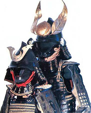 Свои первые доспехи мальчик-самурай надевал, когда его принимали в рыцарское сословие. Выполнены они были по образцу доспехов отца (сзади).