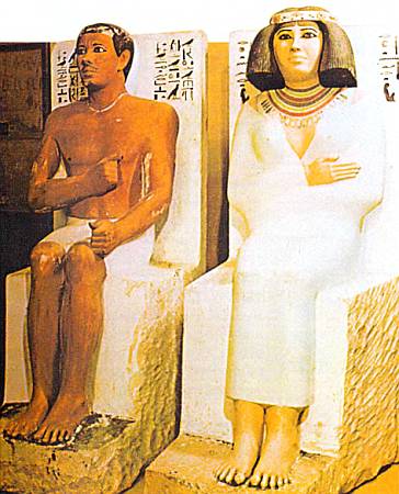 Статуи царевича Рахотепа и его жены Нофрет из раскрашенного известняка (2600 до н. э.) были сделаны для гробницы Рахотепа. Сейчас они находятся в Египетском музее Каира.