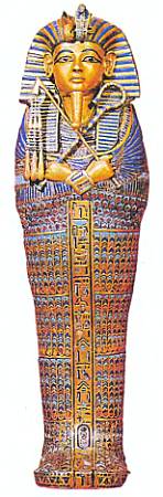 Фараон изображен в короне, со скрещенными на груди руками, в которых он держит знаки царской власти — плеть и скипетр.