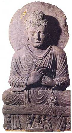 Эта каменная статуя Будды из древнеиндийской области Гандхары была создана во II–III вв. В ней все пронизано покоем: мягкие черты лица Будды, плавные изгибы складок его одеяния, неподвижность позы…
