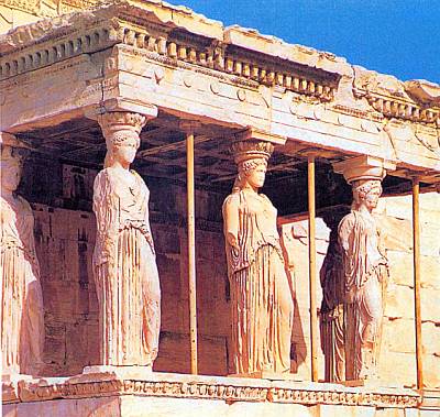 Посвященный богине Афине и мифическому царю Эрехфею храм Эрехтейон на Афинском акрополе знаменит своим портиком, перекрытие которого поддерживают скульптуры девушек-кариатид.