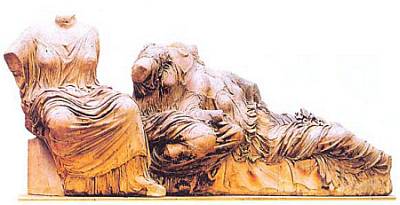 Эти три женские фигуры с восточного фронтона Парфенона — богини Лето, Диона и Афродита, присутствующие при рождении Афины.