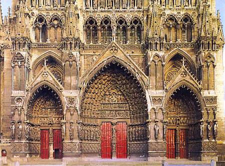 Западный, центральный, портал Амьенского собора, как и весь храм, словно кружевом, покрыт скульптурами.