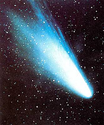 Солнечный ветер стал видимым: поток частиц образует хвост кометы, выдувая газы из ее тела.